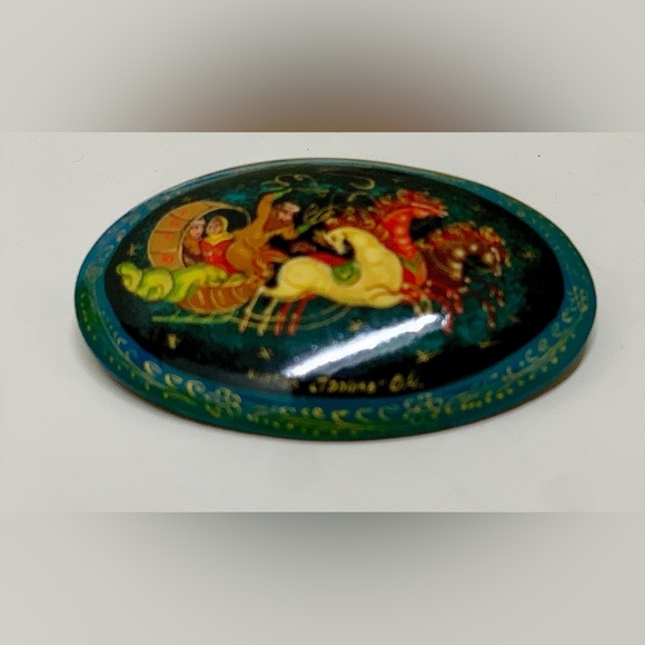 Vtg Soviet Era Russian Artist Signed Hand Painted Lacquer Pinback Brooch - Picture 6 of 15